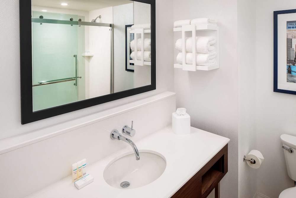 Hampton Inn Boston Seaport District 10/64
