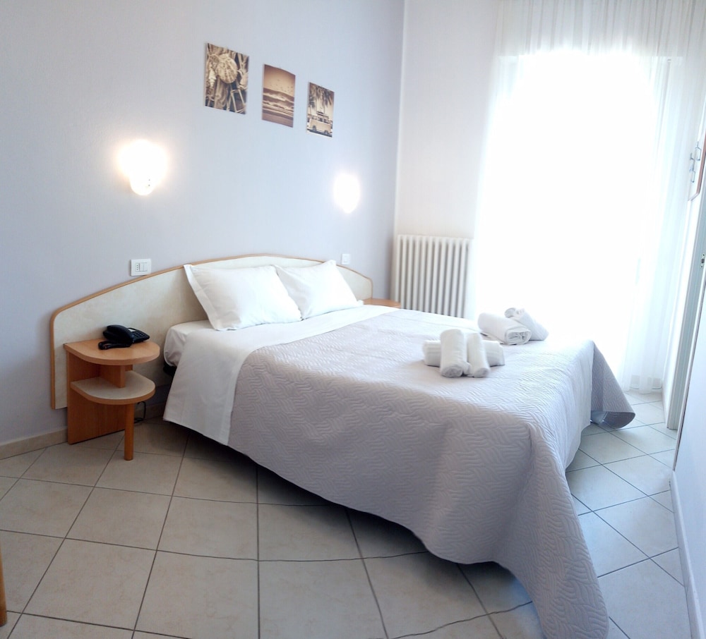 STANDARD, DOUBLE OR TWIN BED, GARDEN VIEW, BALCONY