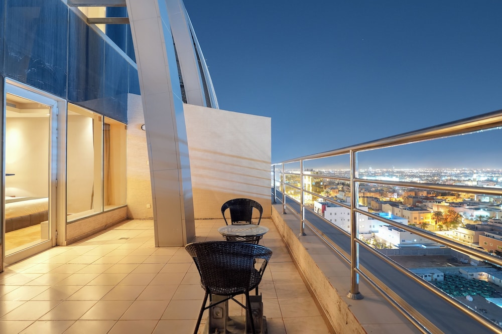 2 Bedrooms, Apartment, Queen and Twin Beds, 2 Bathrooms, Balcony