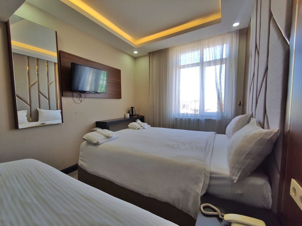 The Golden Pera's Hotel 7/50