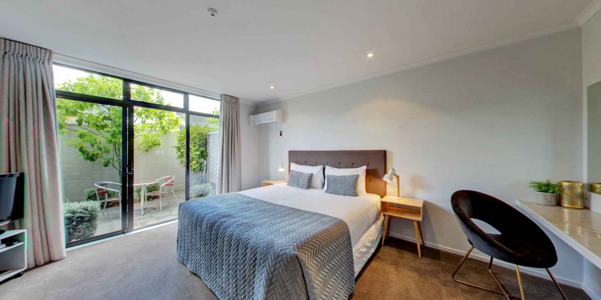 STUDIO, KING BED, JETTED TUB