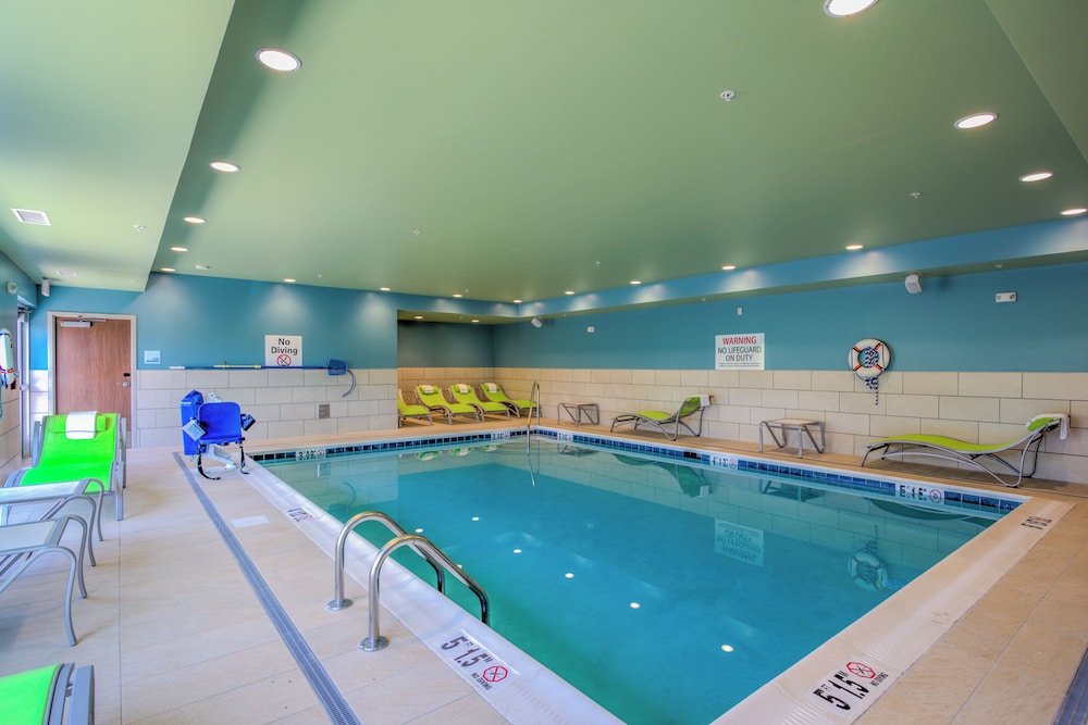 Holiday Inn Express Suites Reedsville State Coll Area 31/56