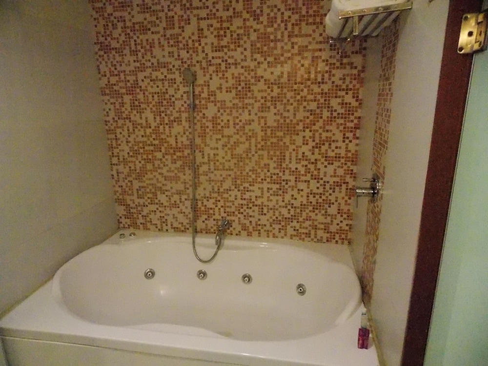 SILVER CLOUD HOTEL 32/71