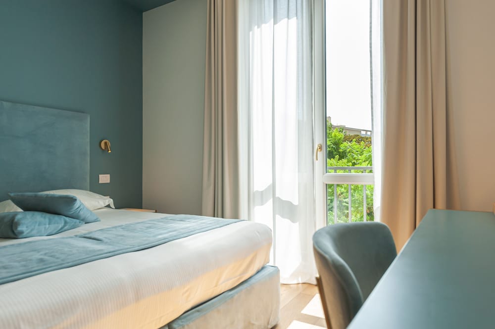 DELUXE, DOUBLE OR TWIN BED, PARTIAL SEA VIEW