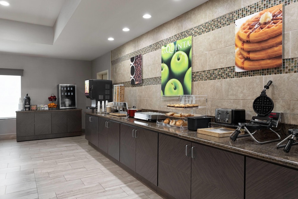 La Quinta Inn & Suites by Wyndham Columbus - Edinburgh 12/59