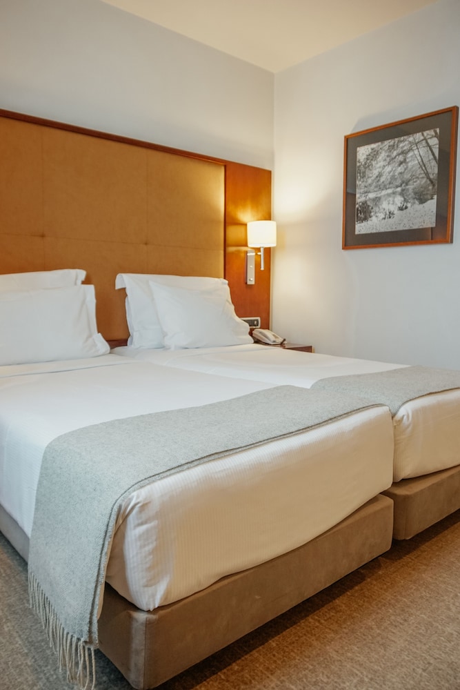 ROOM, DOUBLE OR TWIN BED