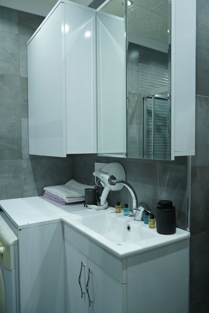 Middle Village Suite Hotel 36/39