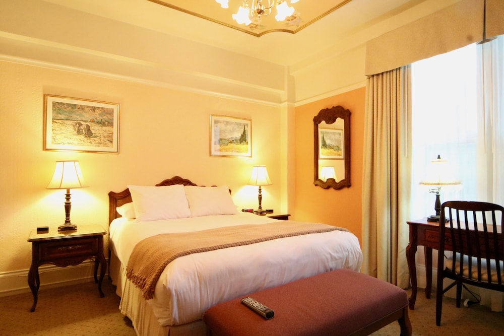 Cornell Hotel de France 10/38