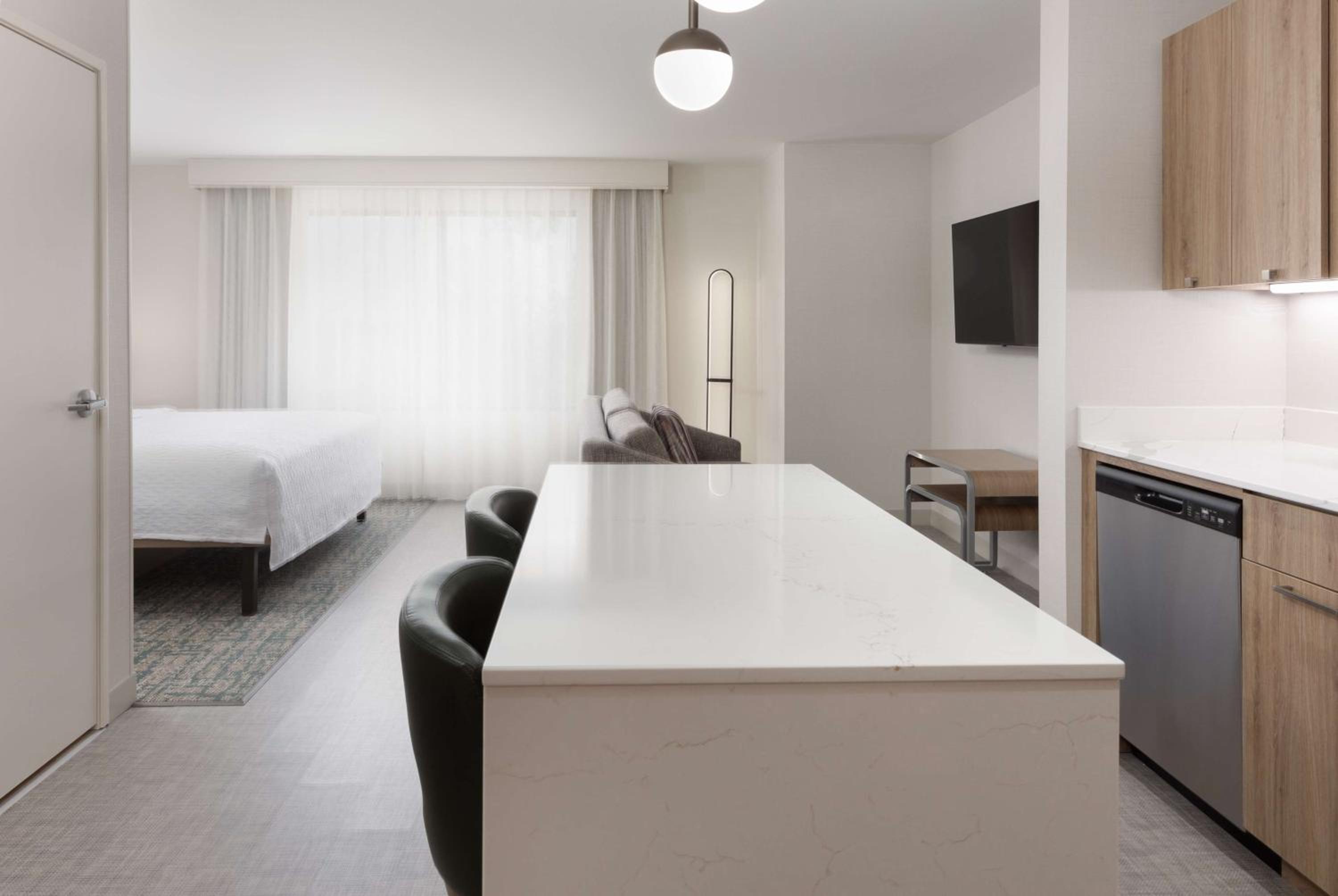 Studio, King Bed, Bathtub, Accessible