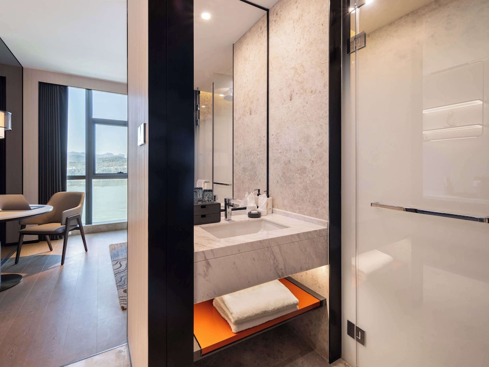 Grand Mercure Yichang Waitan 72/72