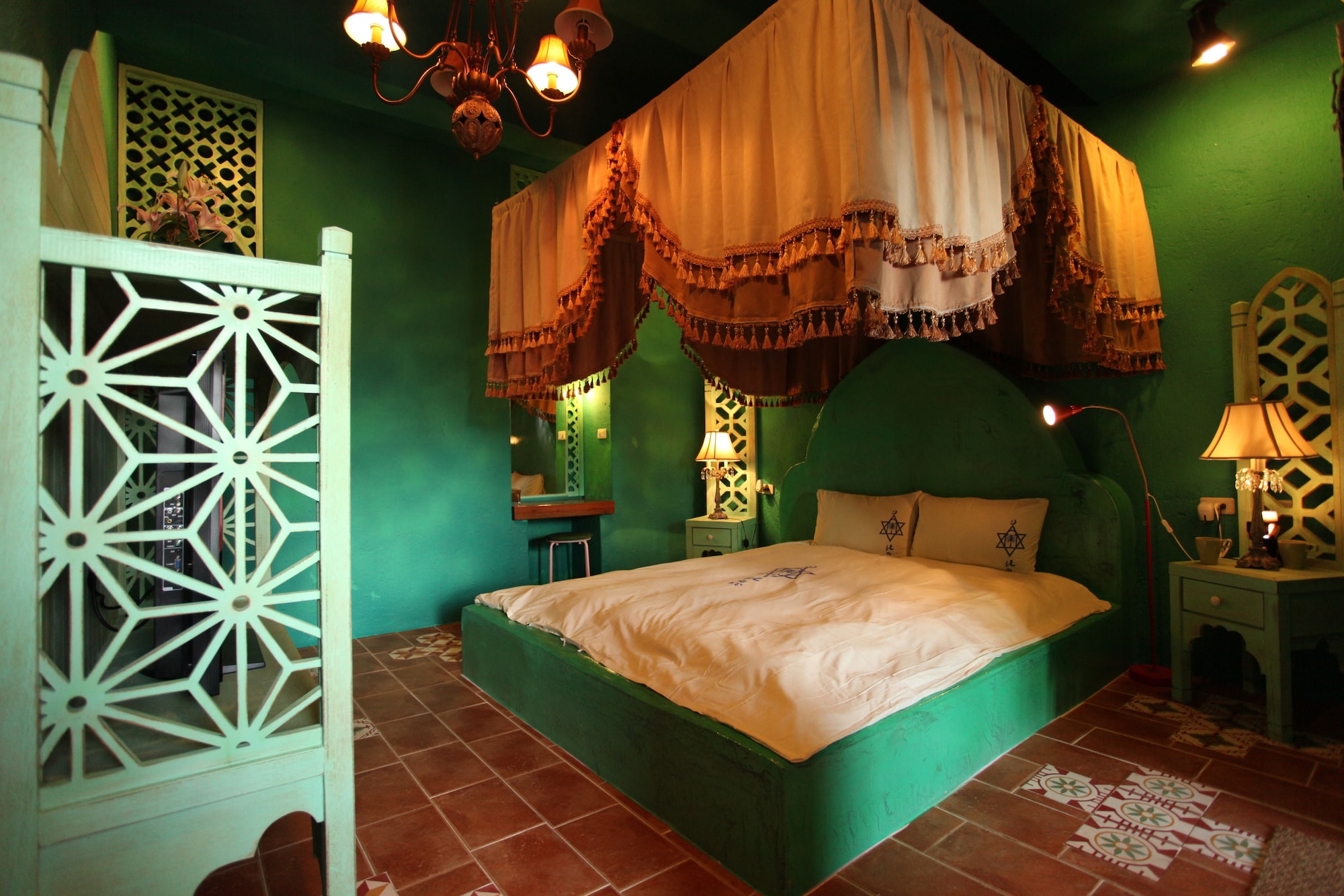 ROOM, DOUBLE BED
