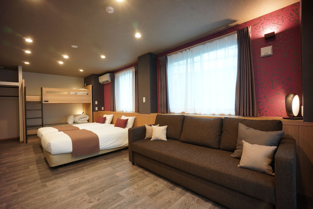 غرفة بسريرين منفصلين وسرير بطابقين مع أريكة، WIRES HOTEL James zaka 2/5