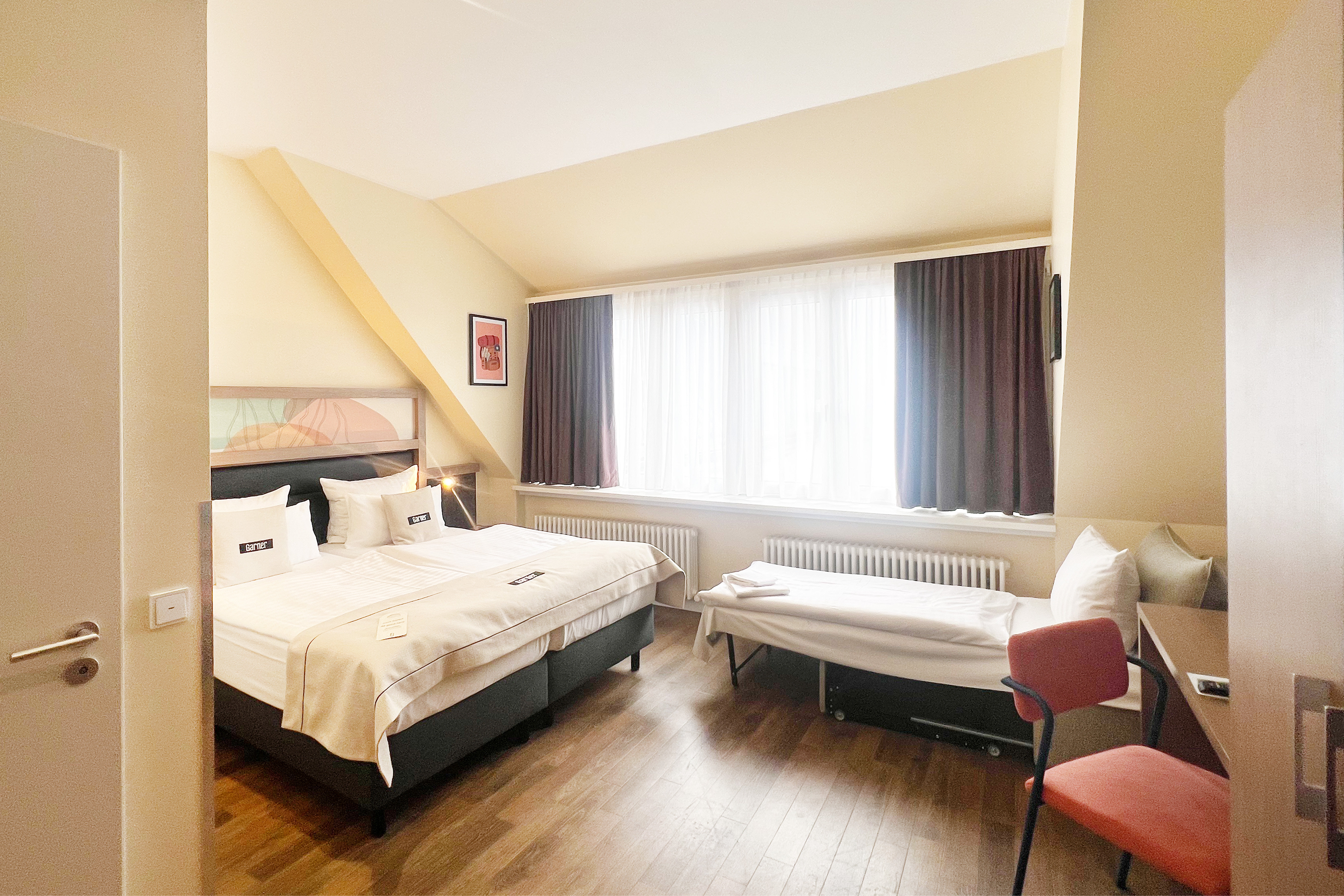 غرفة بريميوم بسريرين منفصلين مع أريكة، Garner Hotel Berlin - Charlottenburgm, an IHG Hotel 2/9