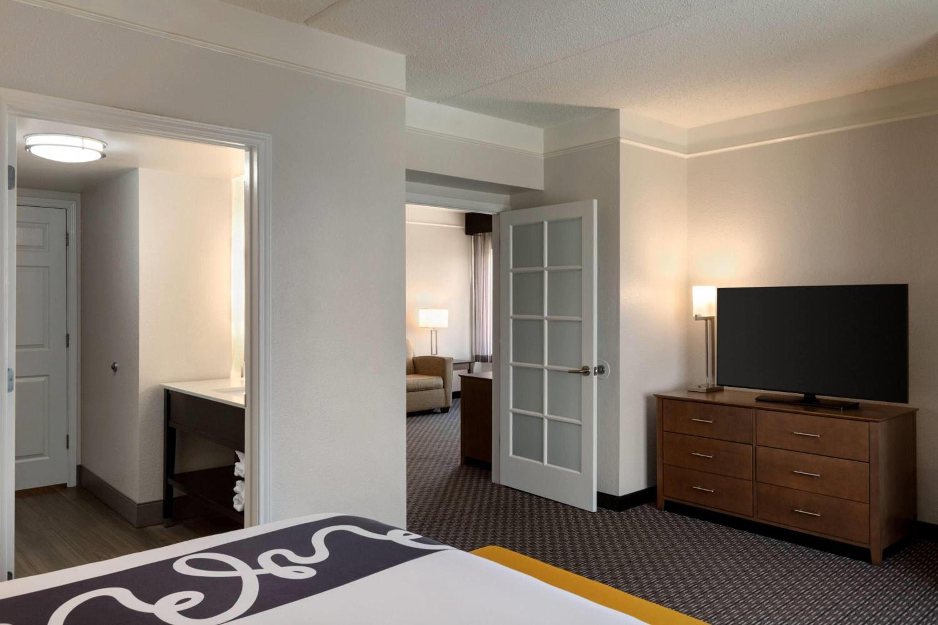 Family Suite, Deluxe, King Bed, Pool or Park View, Sofa