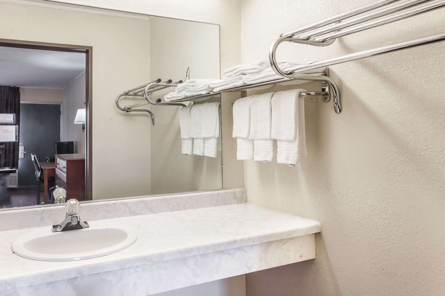 Days Inn By Wyndham Seymour 7/7
