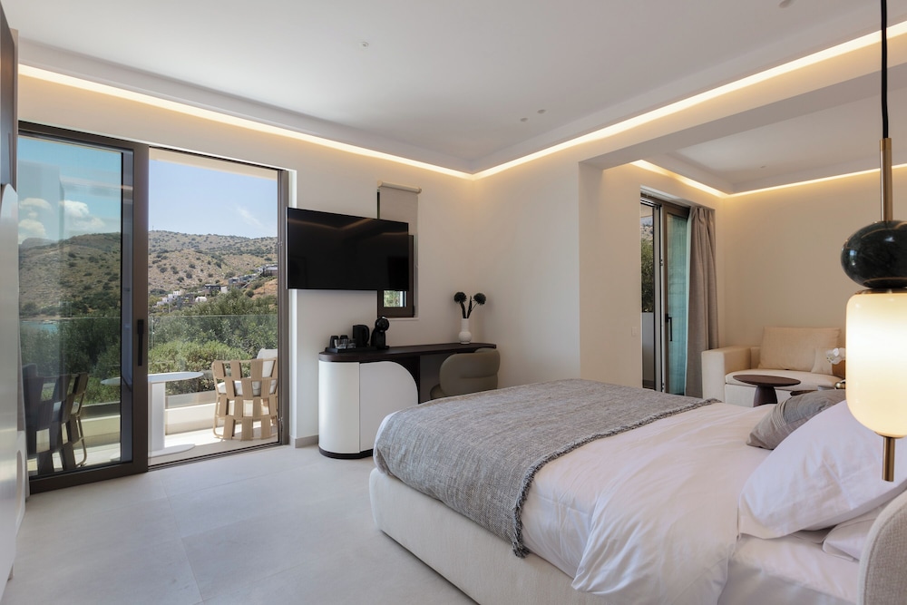 Junior Suite, Double Bed, Lateral Side Sea View, Outdoor Jetted Tub