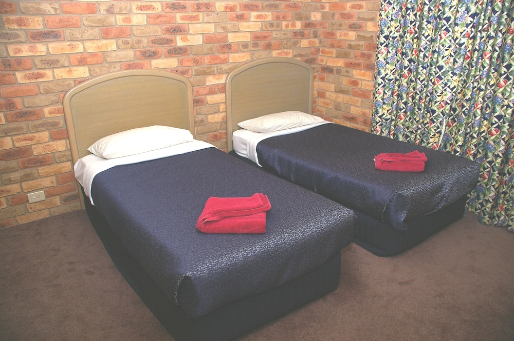 PINES COUNTRY CLUB MOTOR INN 23/31