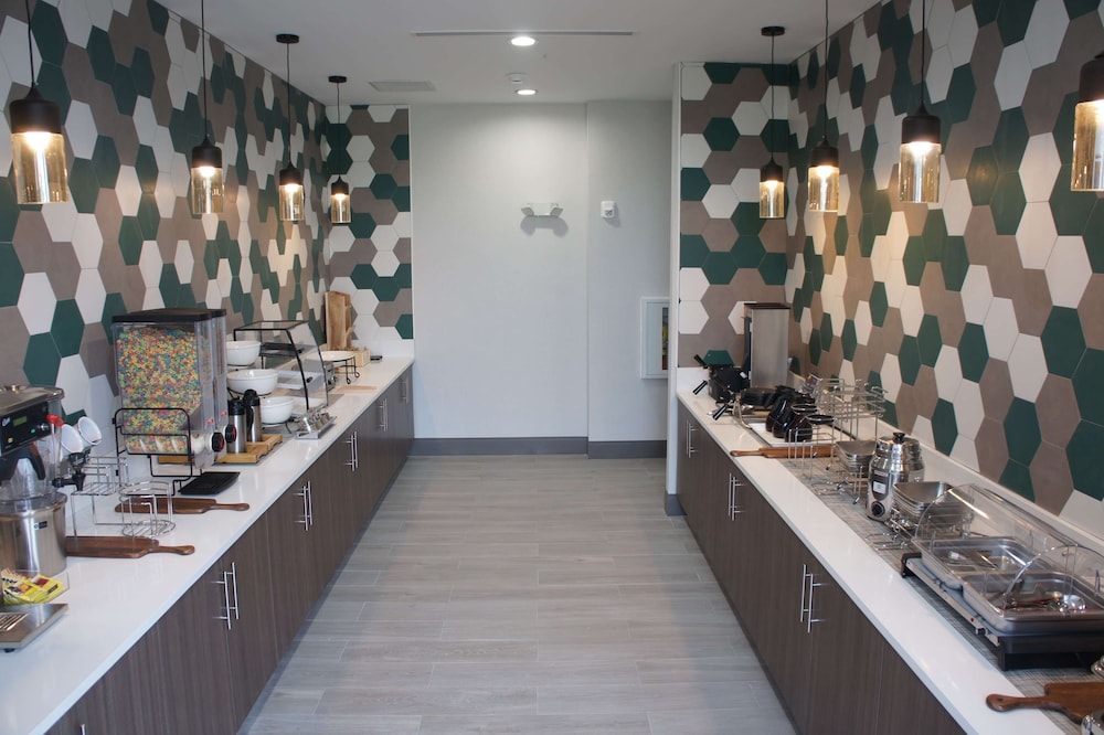 La Quinta Inn & Suites by Wyndham Locust Grove 44/55
