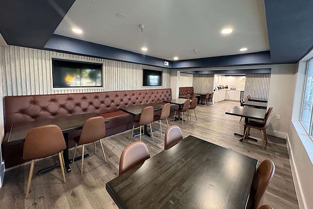Super 8 by Wyndham Orlando Near Florida Mall 32/54