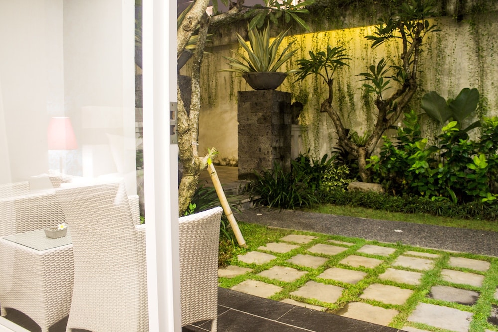 Transera Kamini Legian Hotel 24/28