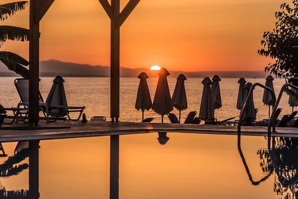 Belussi Beach Hotel & Suites 46/50