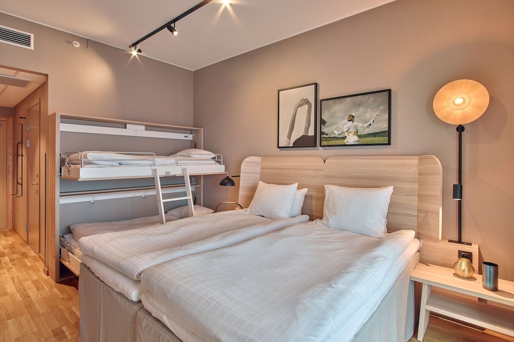 Family, Twin Beds, 2 Bunk Beds