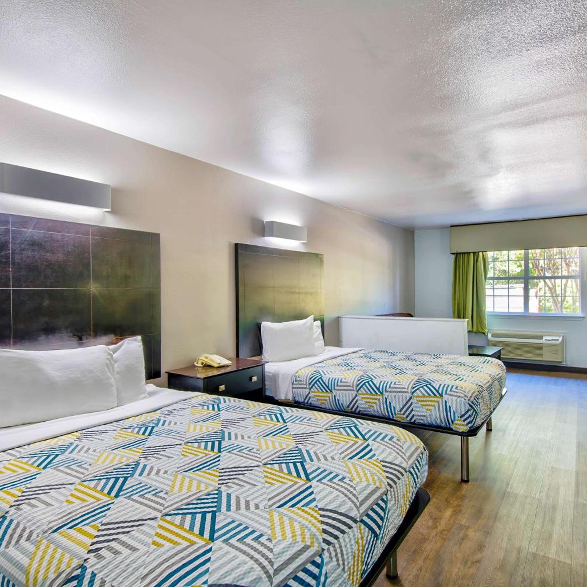 2 QUEEN BEDS - NON-SMOKING