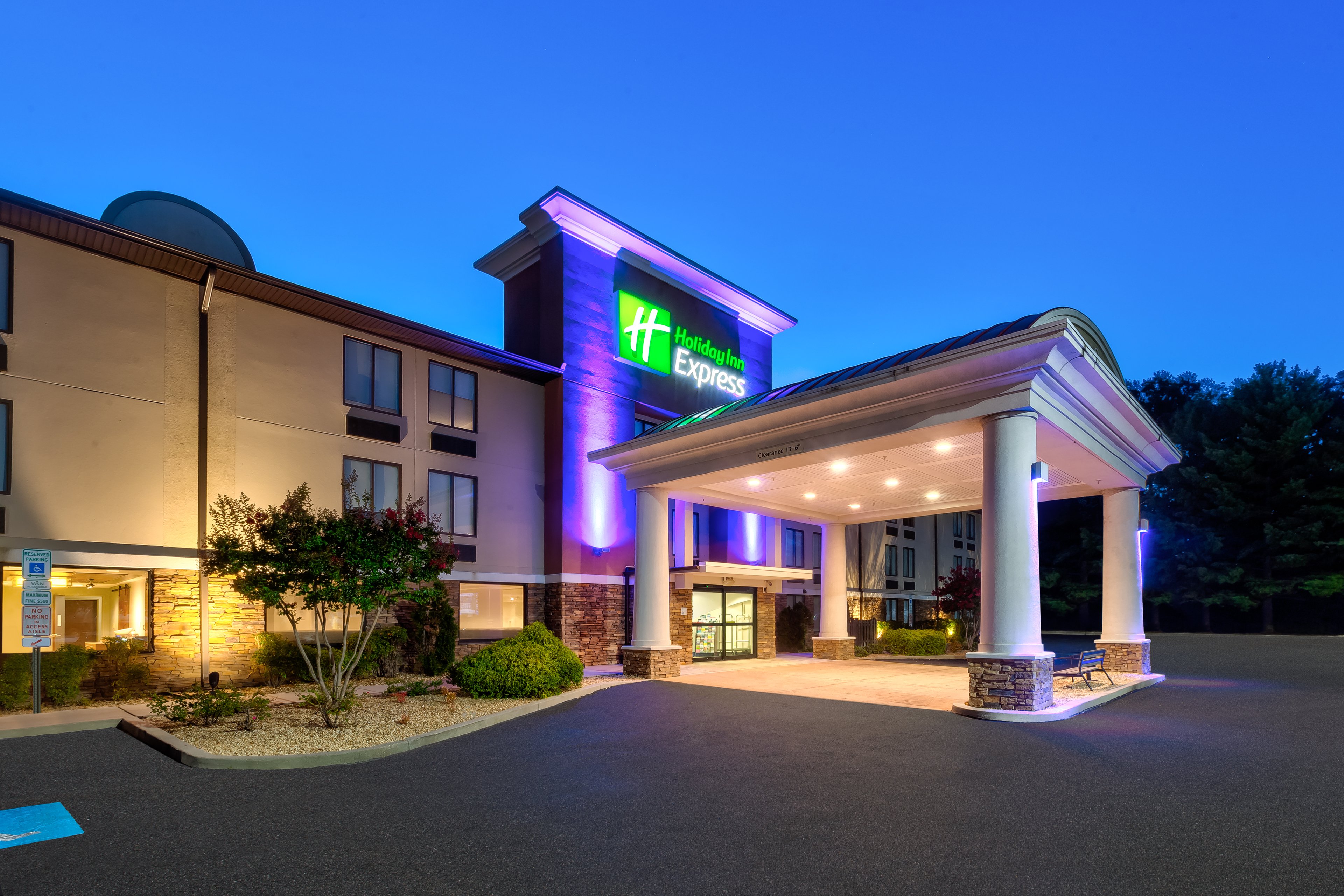 HOLIDAY INN EXPRESS WALDORF 2/64
