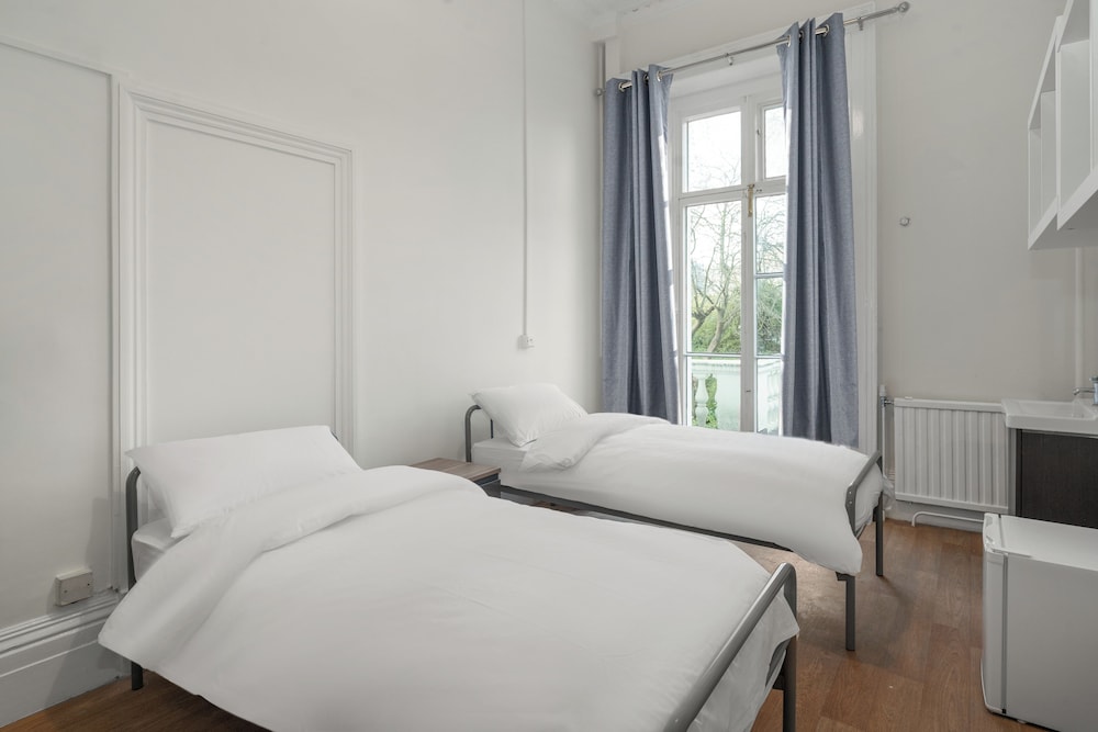 Female Dorm, Female Only, Shared, Twin Beds، Holland House 2/4