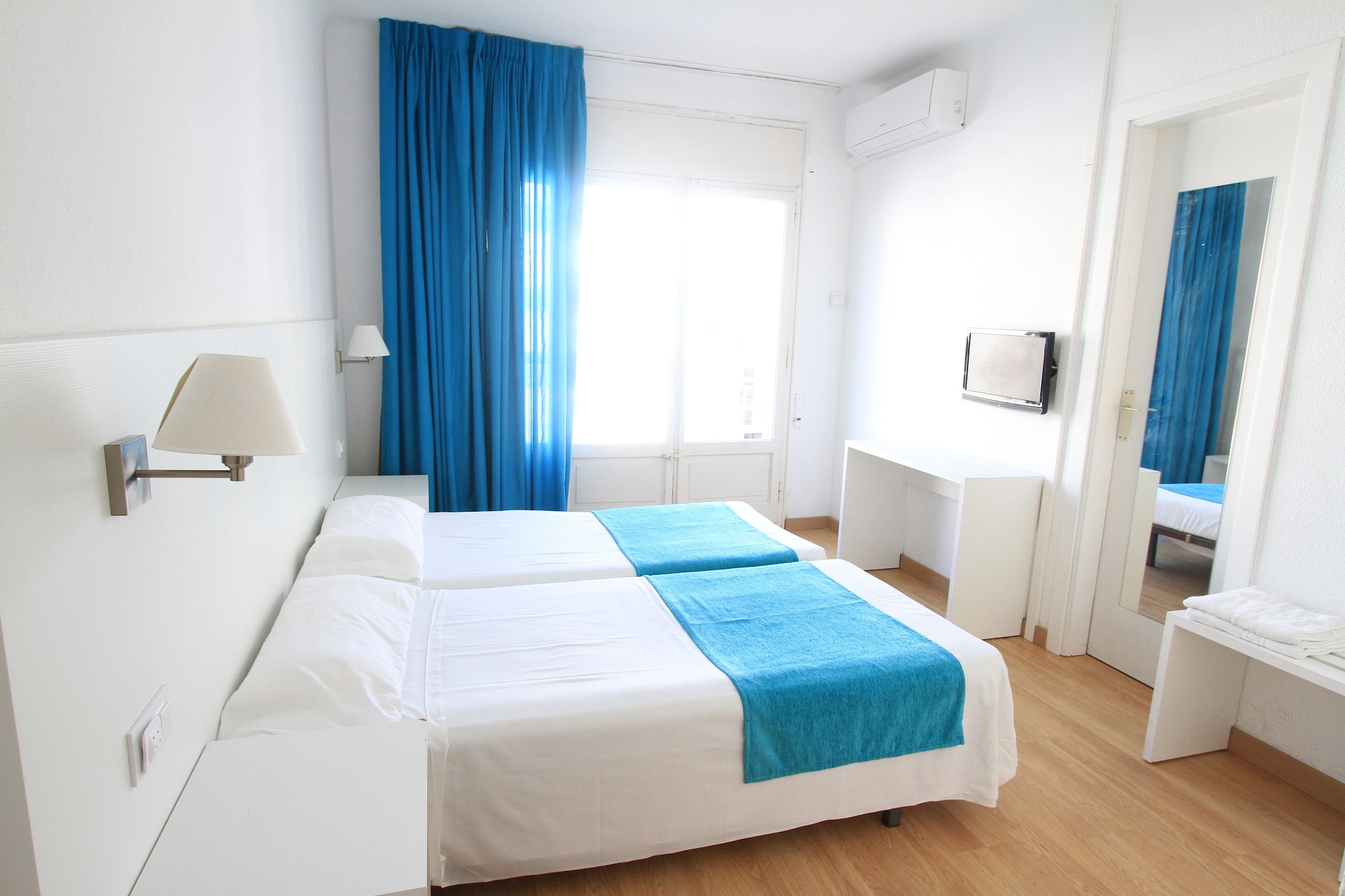 ROOM, TRIPLE