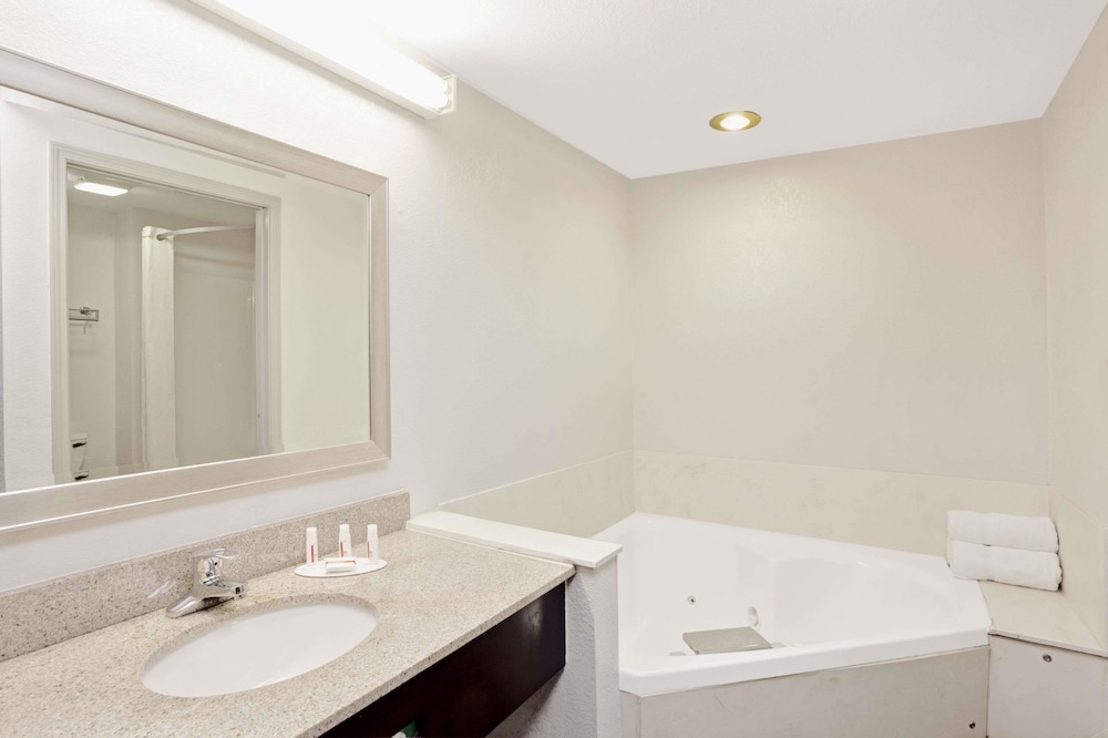 Super 8 By Wyndham Gainesville 26/27