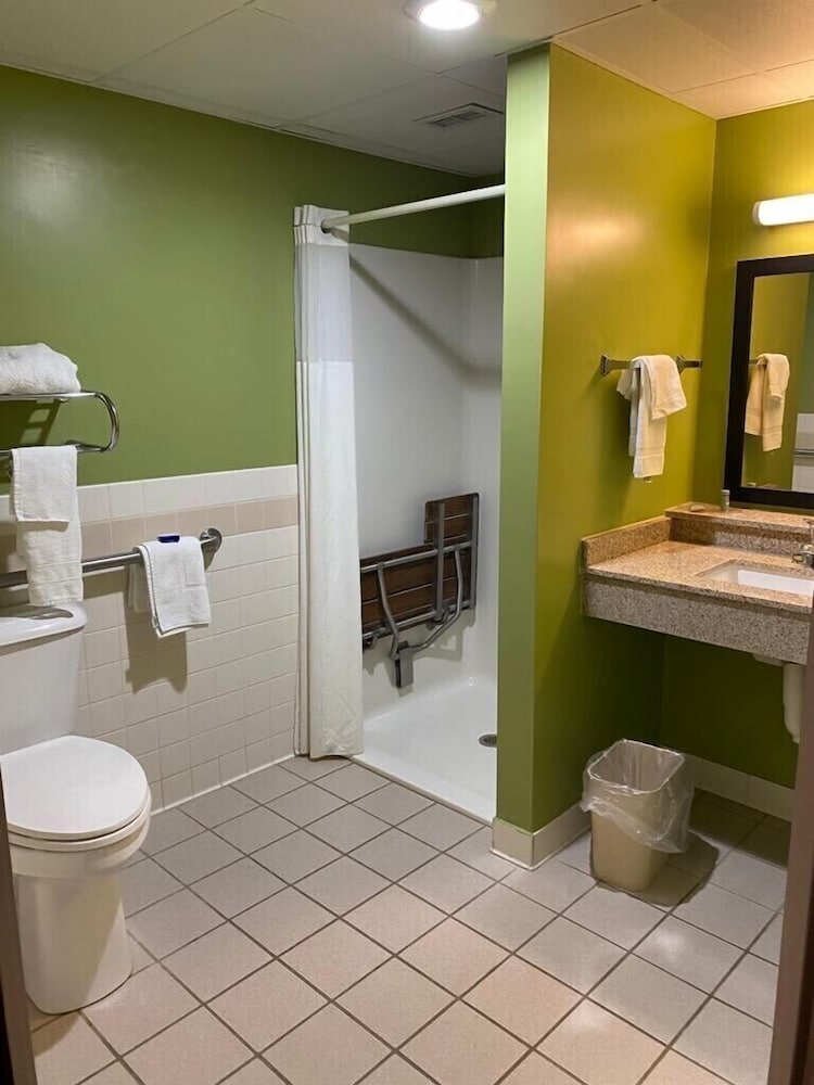 American Inn and Suites Peosta, IA 35/35