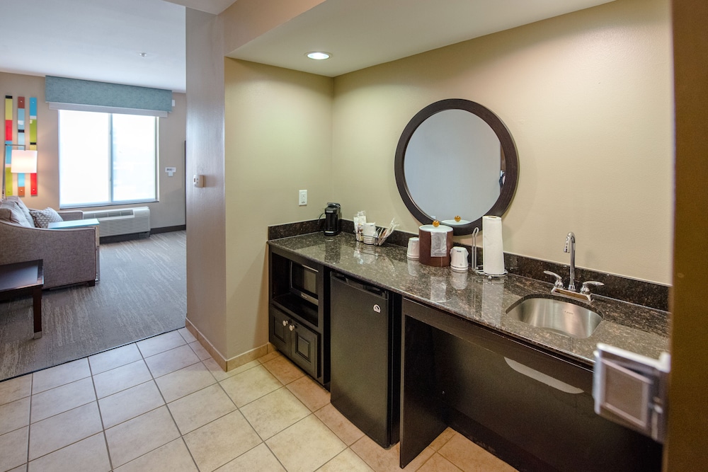 Hampton Inn and Suites Port Arthur, TX 35/47