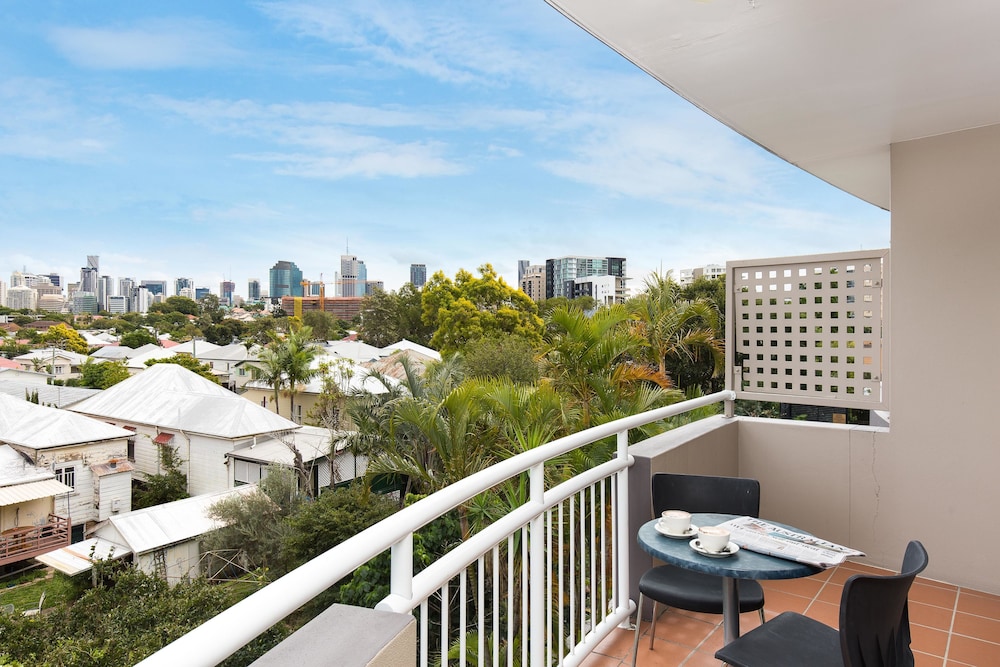 THE WELLINGTON APARTMENT HOTEL 7/48