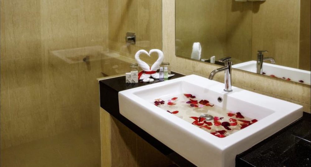 Cathayana Hotel 24/25