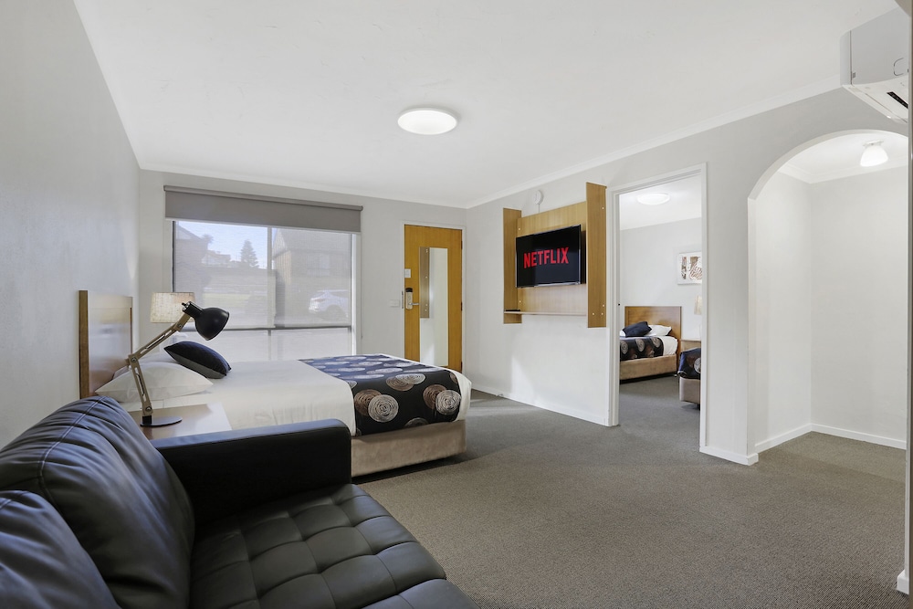 Tudor Motor Inn 26/33