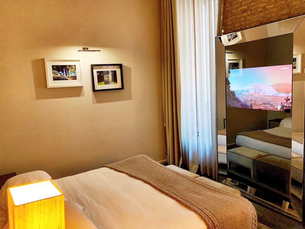 جناح جونيور بسرير كينج مع أريكة، DOM Hotel Roma 3/5