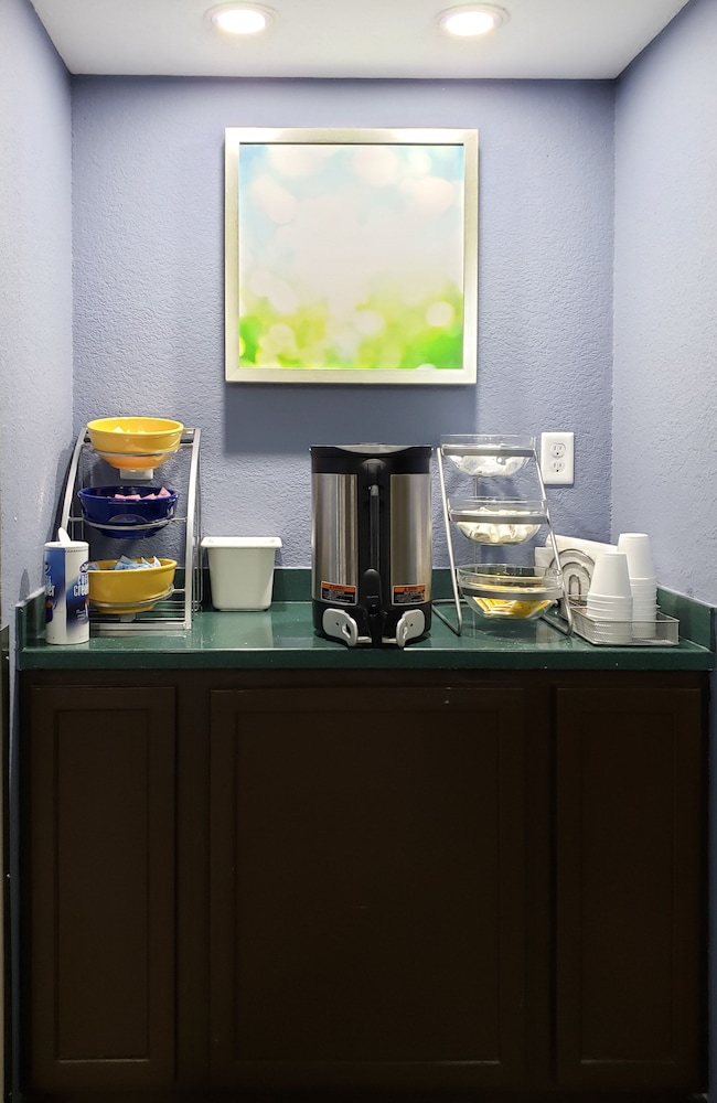 Days Inn and Suites by Wyndham Merrillville 23/28