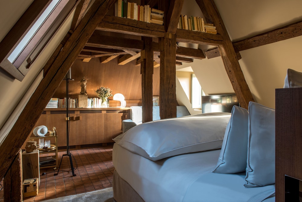 Superior, King Bed, Attic, Cour des Vosges 2/7