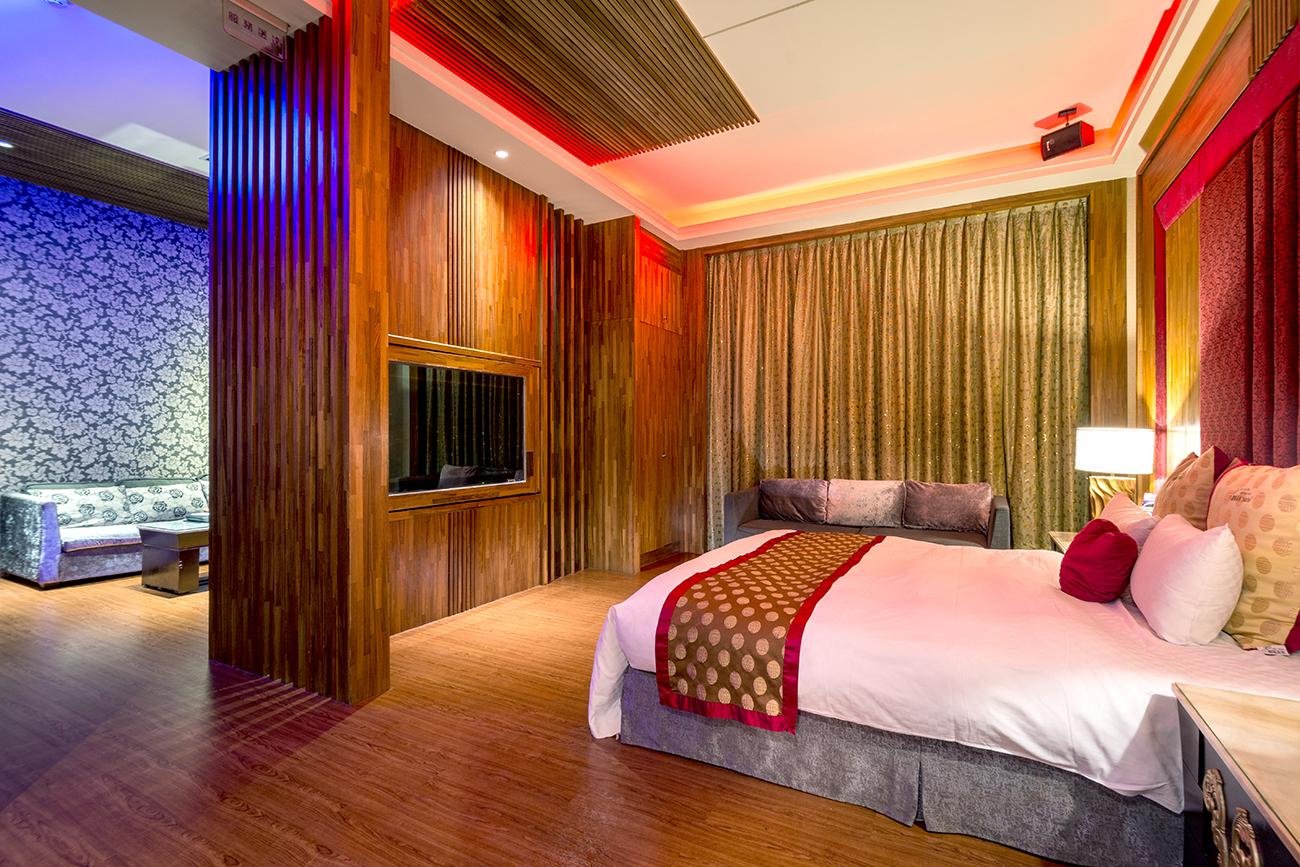 Party, Queen Bed