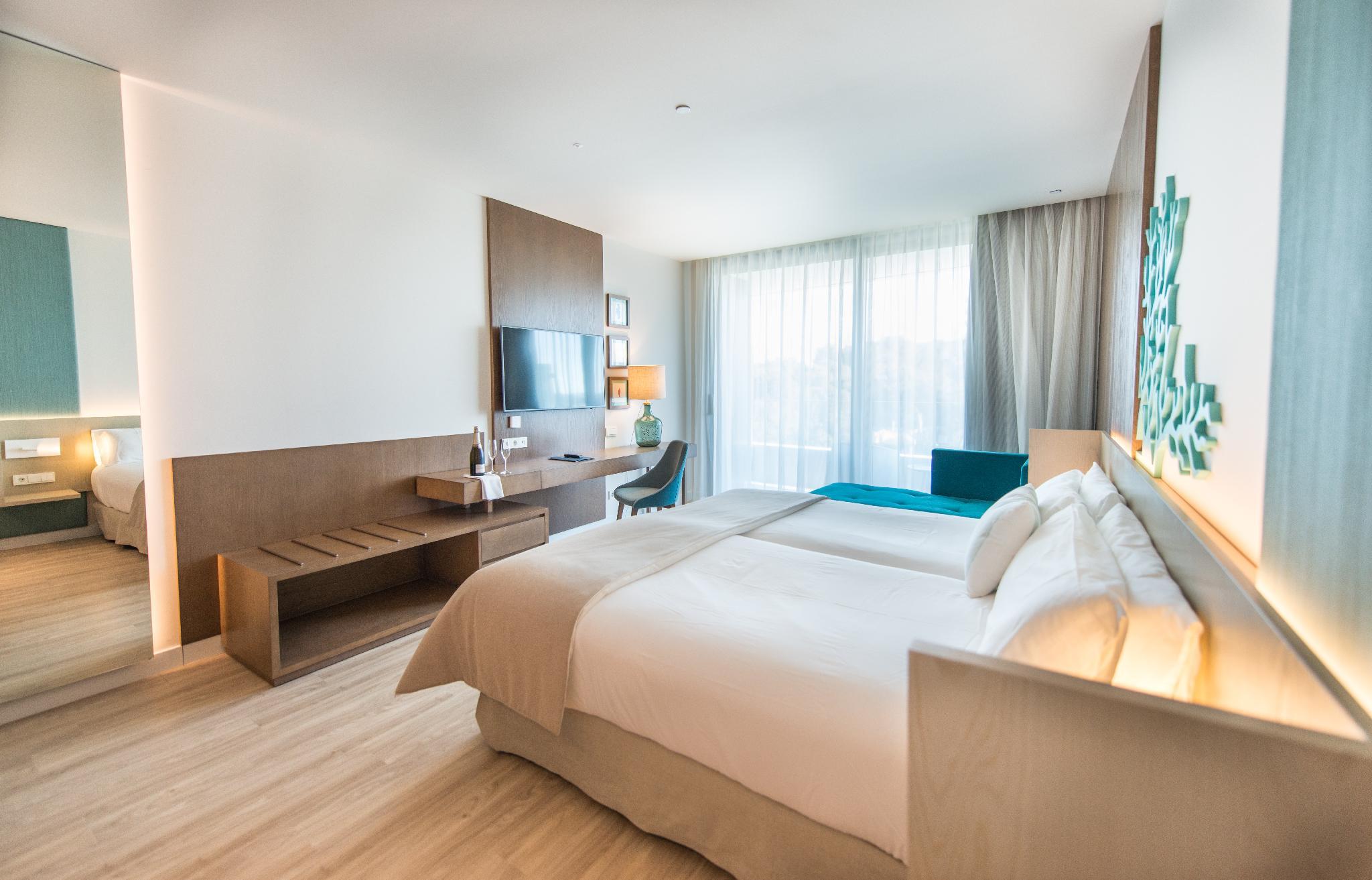 Room, Double or Twin Bed, Side Sea View