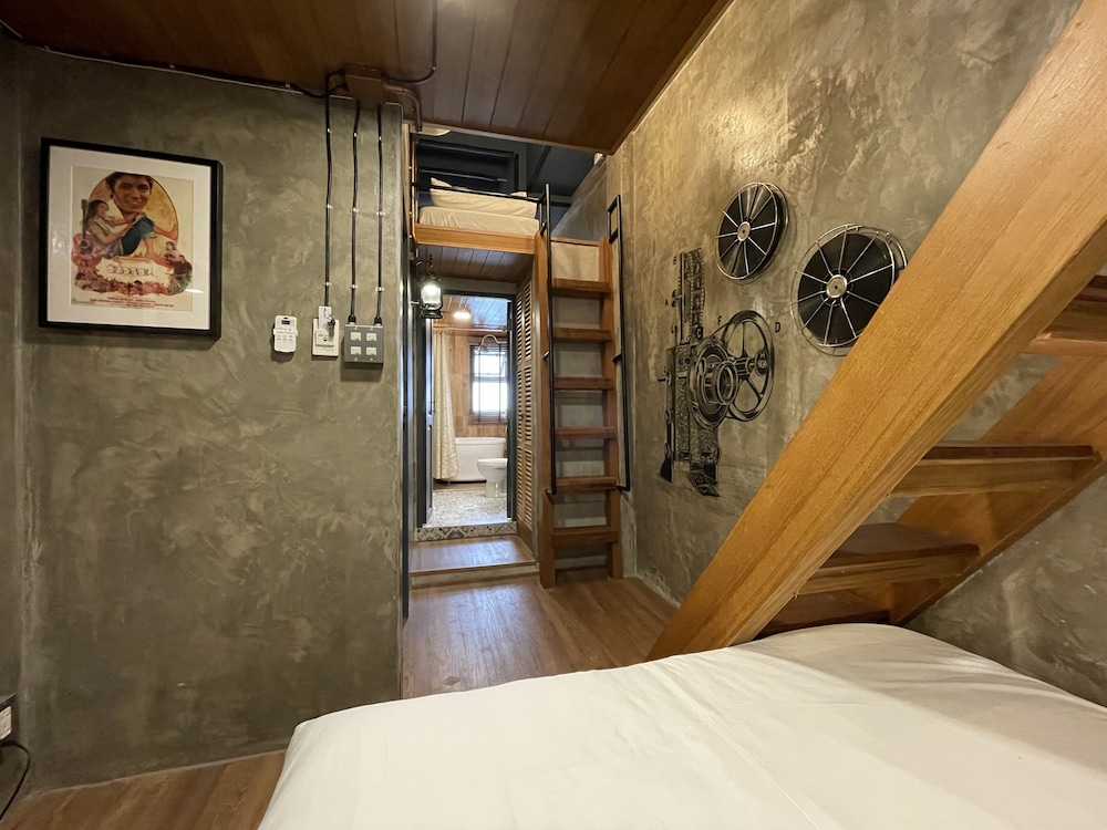 Central Old Town Cottage 12/50