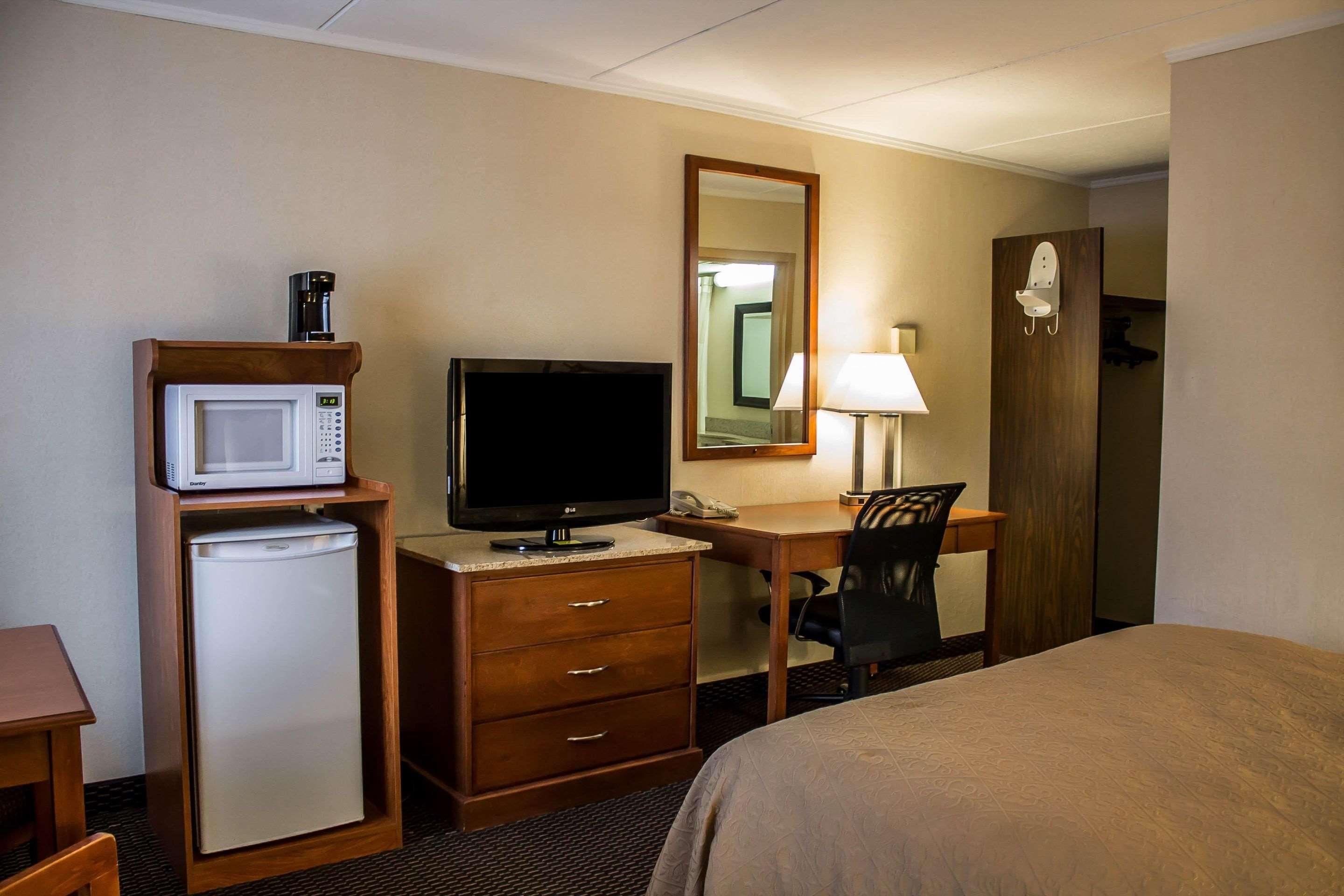 Rodeway Inn & Suites Youngstown 56/60