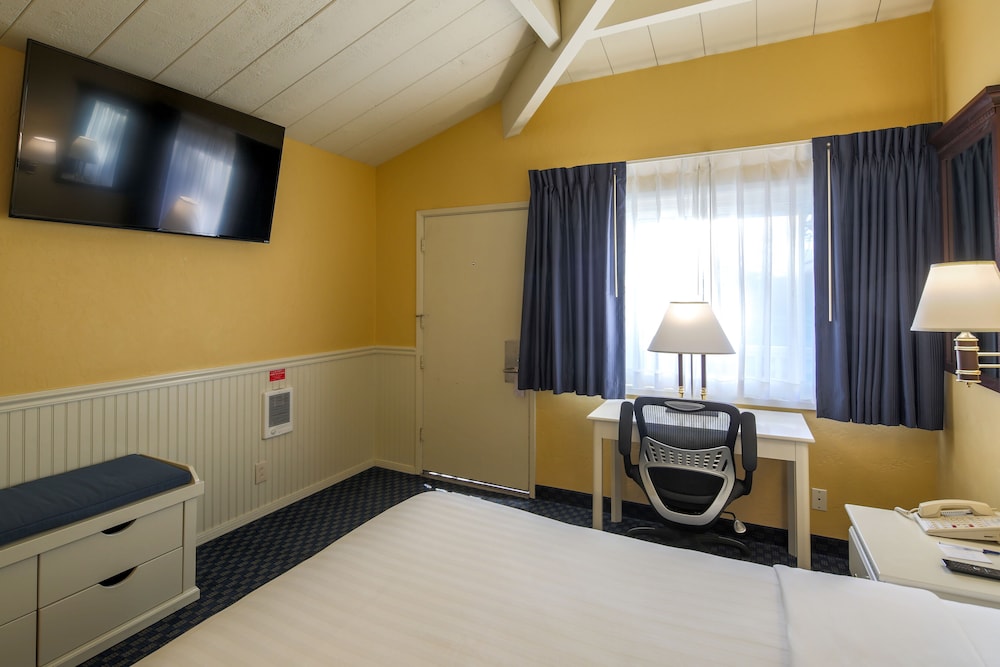 Monterey Bay Lodge 35/71