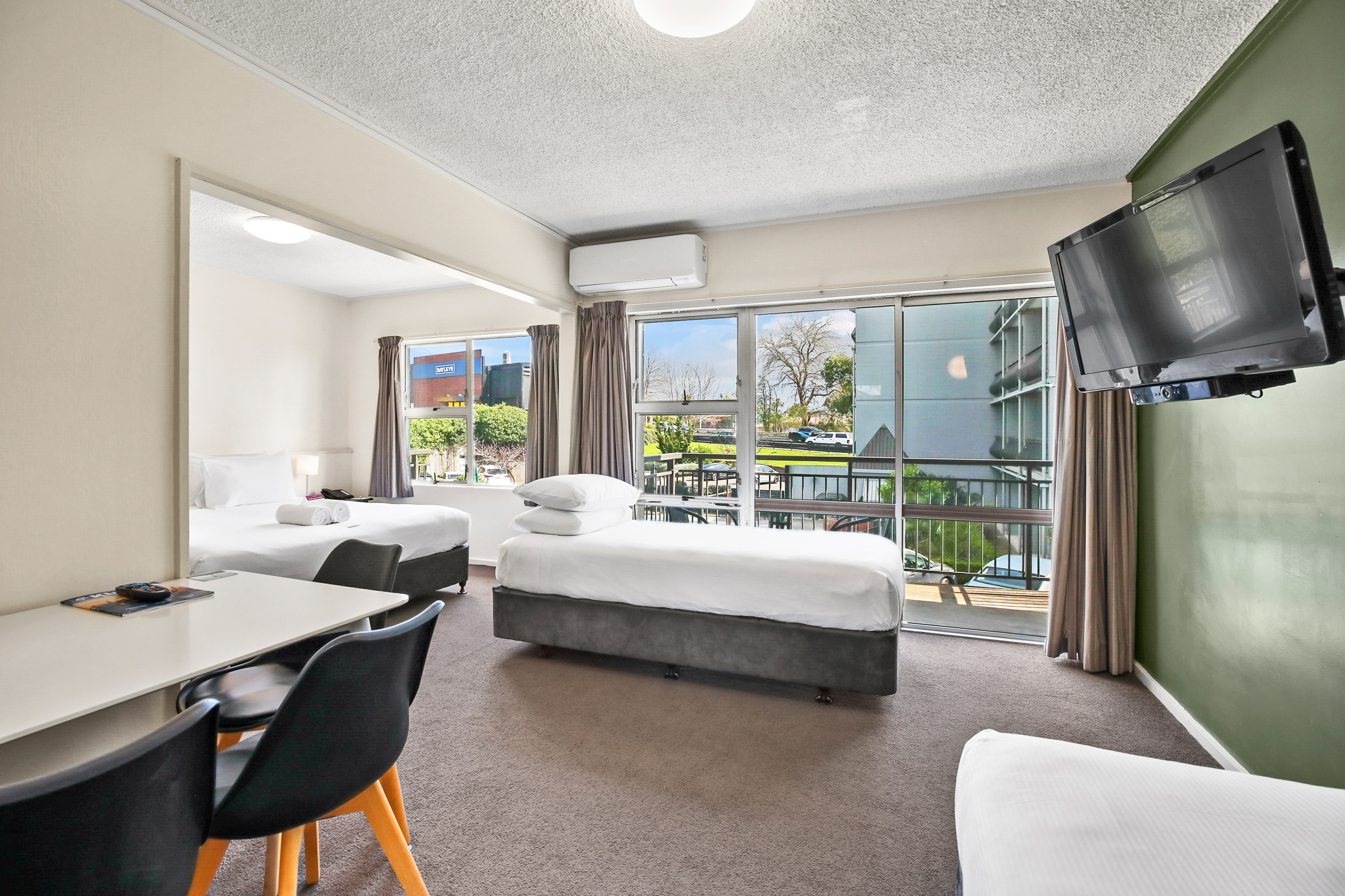 MOTEL, STUDIO