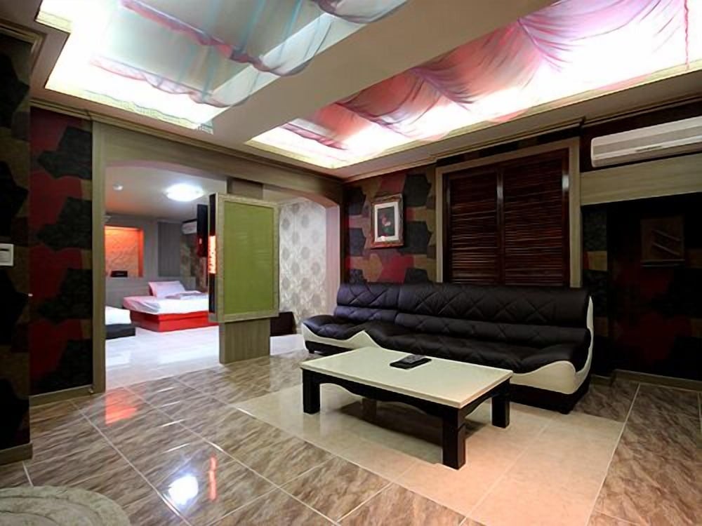Brown Hotel 25/33