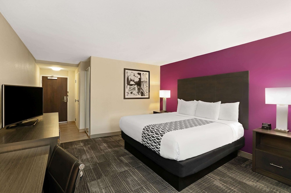 La Quinta Inn And Suites By Wyndham Columbus Ms 8/29
