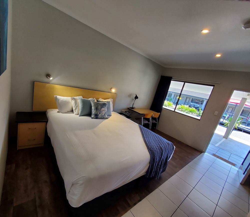 ROOM, KING BED
