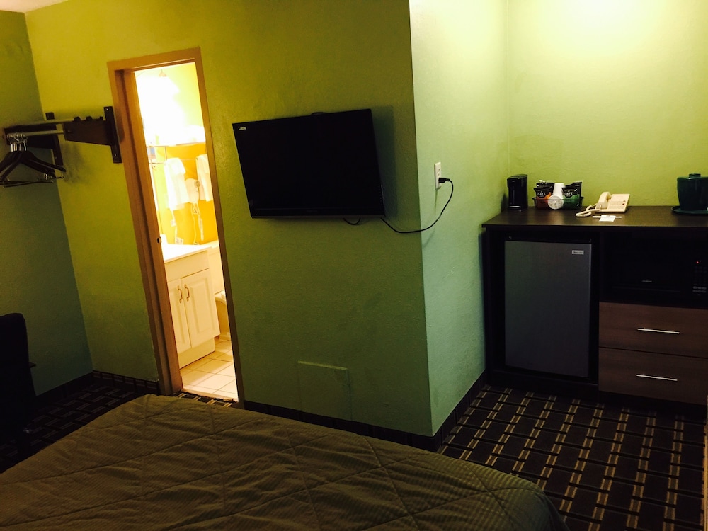 University Manor Inn 16/19