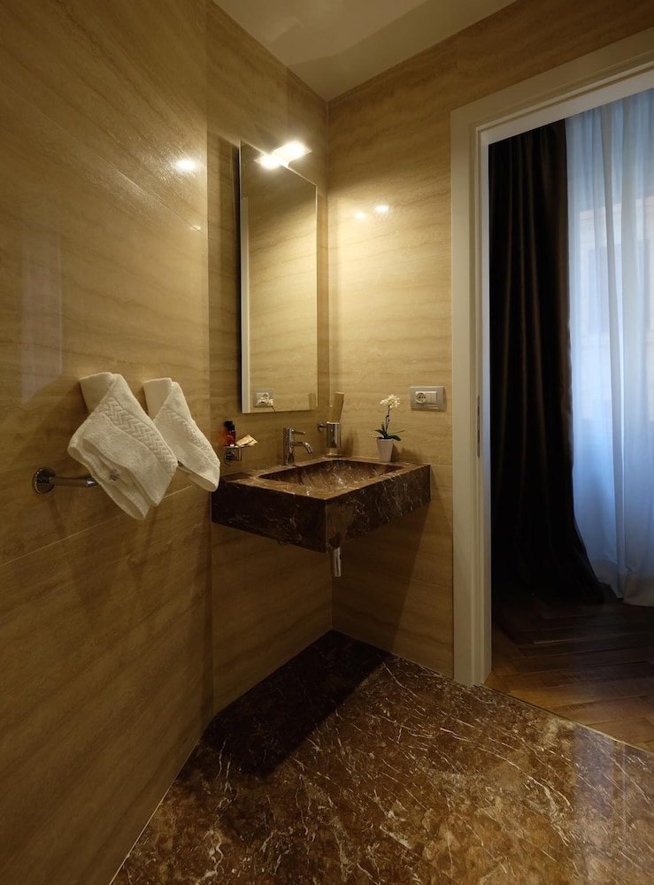 Navona Rooms 21/27